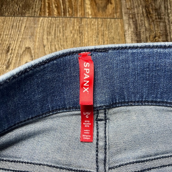 SPANX shape™ EveryWear Kick Flare Jeans in Vintage Indigo Size Large - Picture 5 of 7